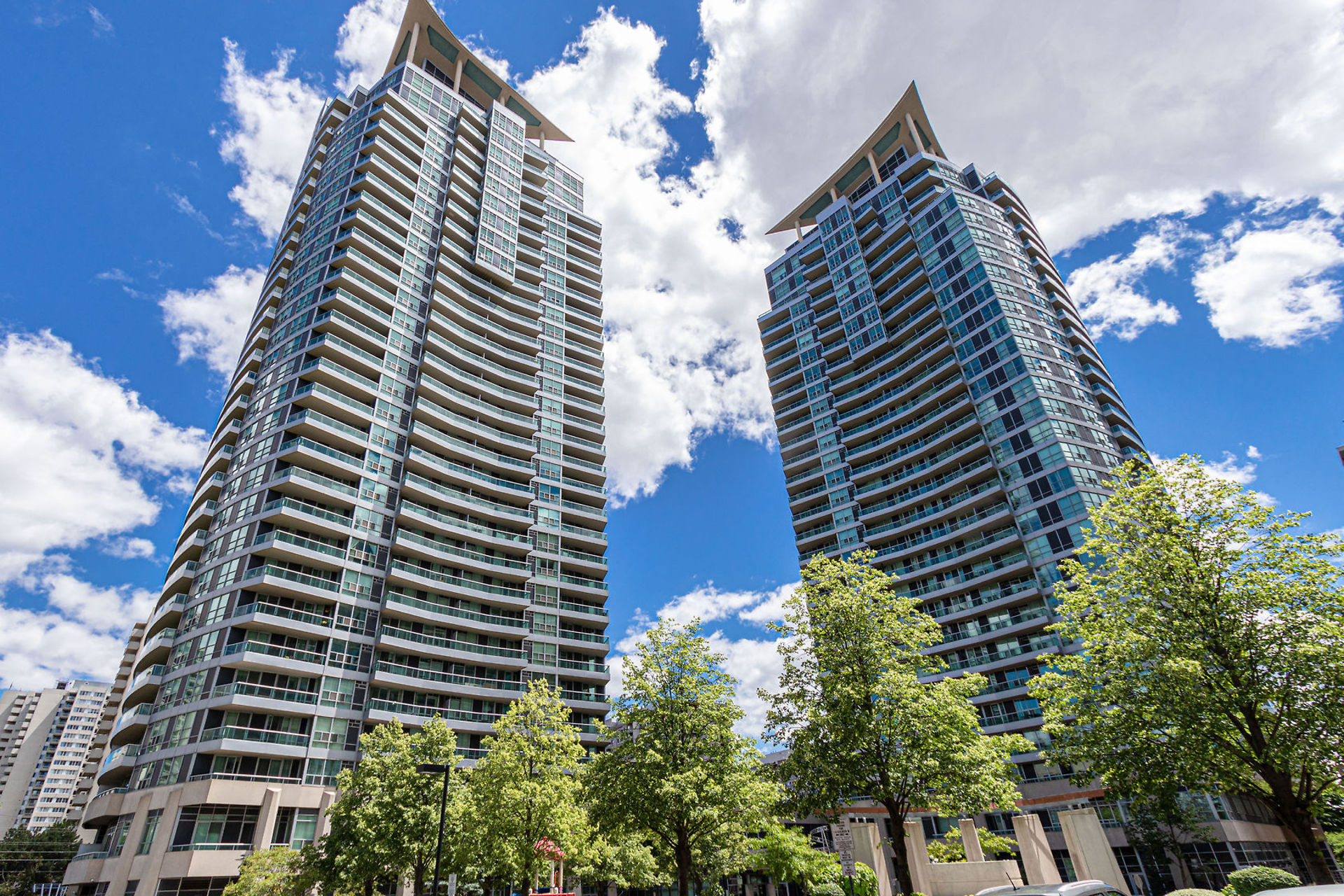 802-1 Elm Dr W